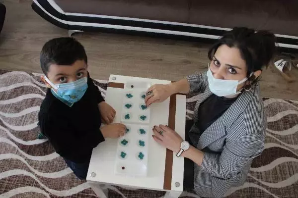 Son dakika haberi | Gönüllü öğretmen, hem EBA'da hem evde ders veriyor Son dakika haberi | Gönüllü öğretmen, hem EBA'da hem evde ders veriyor