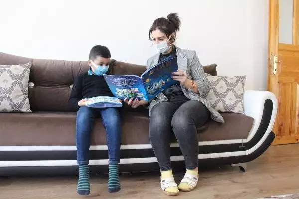 Son dakika haberi | Gönüllü öğretmen, hem EBA'da hem evde ders veriyor Son dakika haberi | Gönüllü öğretmen, hem EBA'da hem evde ders veriyor