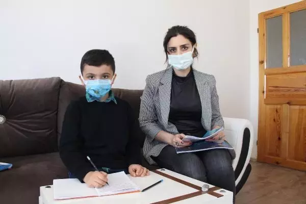 Son dakika haberi | Gönüllü öğretmen, hem EBA'da hem evde ders veriyor Son dakika haberi | Gönüllü öğretmen, hem EBA'da hem evde ders veriyor