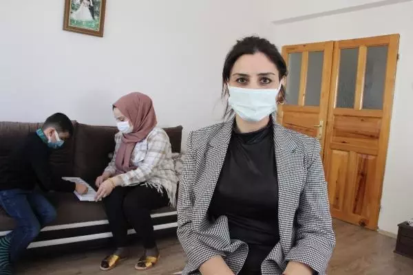 Son dakika haberi | Gönüllü öğretmen, hem EBA'da hem evde ders veriyor Son dakika haberi | Gönüllü öğretmen, hem EBA'da hem evde ders veriyor