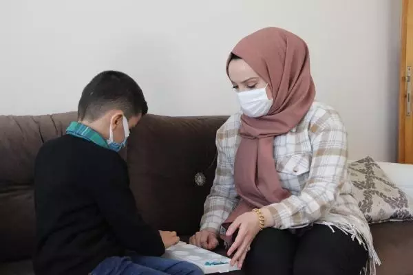 Son dakika haberi | Gönüllü öğretmen, hem EBA'da hem evde ders veriyor Son dakika haberi | Gönüllü öğretmen, hem EBA'da hem evde ders veriyor