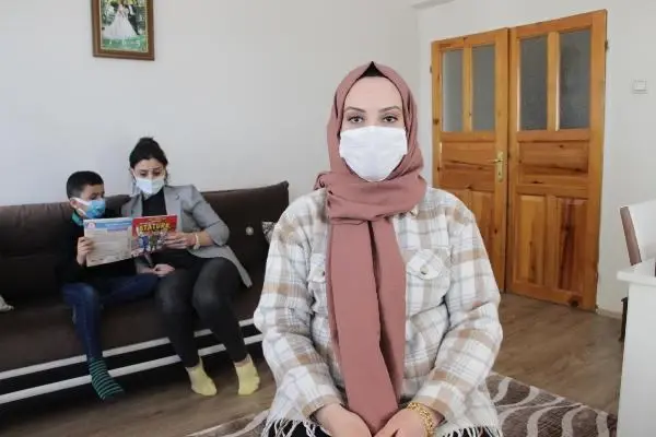 Son dakika haberi | Gönüllü öğretmen, hem EBA'da hem evde ders veriyor Son dakika haberi | Gönüllü öğretmen, hem EBA'da hem evde ders veriyor