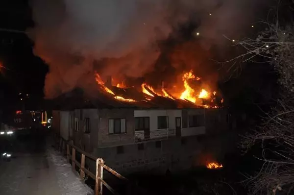 Gümüşhane'de çatı yangını paniğe neden oldu Gümüşhane'de çatı yangını paniğe neden oldu