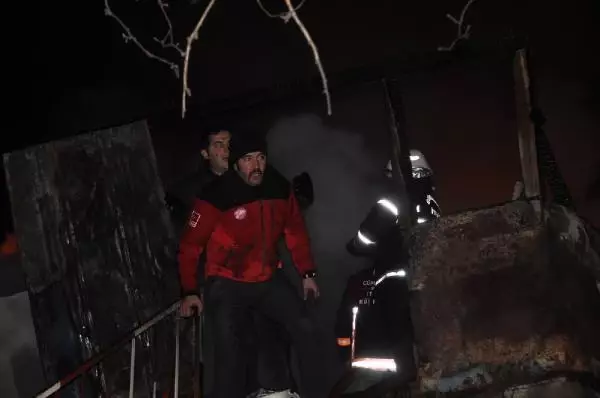 Gümüşhane'de çatı yangını paniğe neden oldu Gümüşhane'de çatı yangını paniğe neden oldu