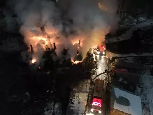 Gümüşhane'de çatı yangını paniğe neden oldu Gümüşhane'de çatı yangını paniğe neden oldu