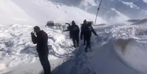 Hakkari'de elektrik arıza ekibi aracının yakınına çığ düştü Hakkari'de elektrik arıza ekibi aracının yakınına çığ düştü