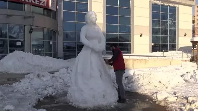 Hakkarili ressam 'kardan kadın heykeli' yaptı Hakkarili ressam 'kardan kadın heykeli' yaptı