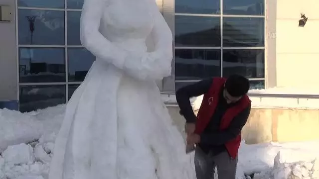 Hakkarili ressam 'kardan kadın heykeli' yaptı Hakkarili ressam 'kardan kadın heykeli' yaptı