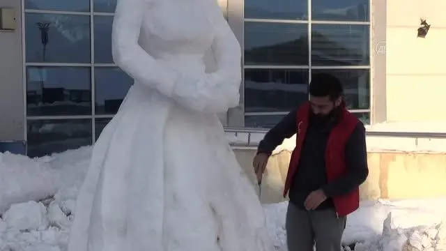 Hakkarili ressam 'kardan kadın heykeli' yaptı Hakkarili ressam 'kardan kadın heykeli' yaptı
