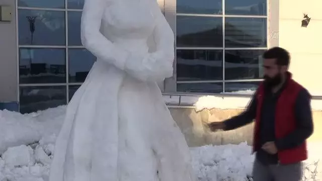Hakkarili ressam 'kardan kadın heykeli' yaptı Hakkarili ressam 'kardan kadın heykeli' yaptı