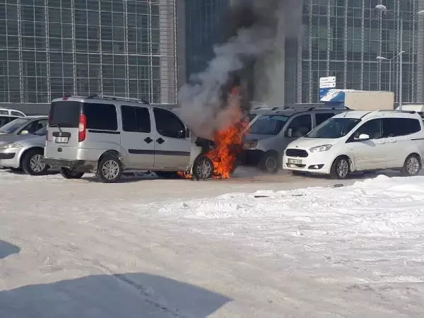 Son dakika haberleri! Hastane otoparkında hafif ticari araç, alev aldı Son dakika haberleri! Hastane otoparkında hafif ticari araç, alev aldı