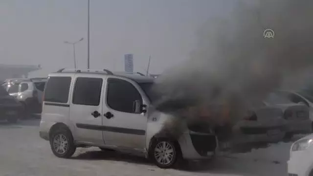 Hastanenin otoparkındaki hafif ticari araçta çıkan yangın söndürüldü Hastanenin otoparkındaki hafif ticari araçta çıkan yangın söndürüldü