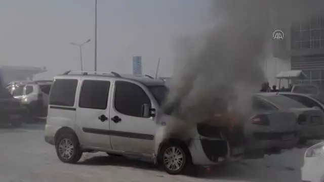 Hastanenin otoparkındaki hafif ticari araçta çıkan yangın söndürüldü Hastanenin otoparkındaki hafif ticari araçta çıkan yangın söndürüldü