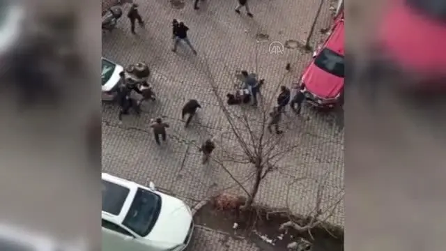 İki aile arasındaki taşlı sopalı kavga İki aile arasındaki taşlı sopalı kavga