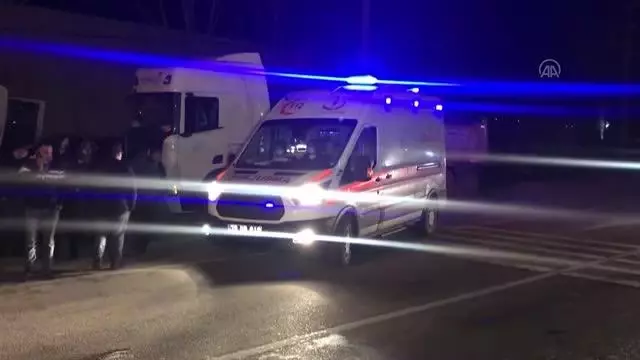 İki kamyon ile bir tır çarpıştı 2 kişi yaralandı İki kamyon ile bir tır çarpıştı 2 kişi yaralandı