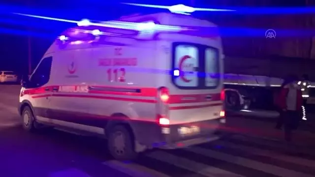 İki kamyon ile bir tır çarpıştı 2 kişi yaralandı İki kamyon ile bir tır çarpıştı 2 kişi yaralandı