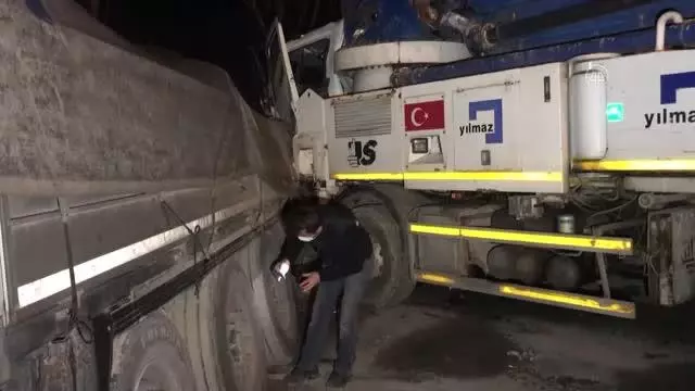 İki kamyon ile bir tır çarpıştı 2 kişi yaralandı İki kamyon ile bir tır çarpıştı 2 kişi yaralandı