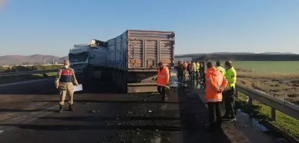 İki TIR çarpıştı, sürücüler yaralandı İki TIR çarpıştı, sürücüler yaralandı