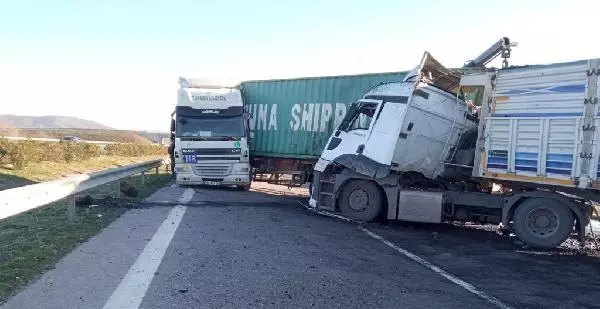 İki TIR çarpıştı, sürücüler yaralandı İki TIR çarpıştı, sürücüler yaralandı