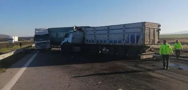 İki TIR çarpıştı, sürücüler yaralandı İki TIR çarpıştı, sürücüler yaralandı