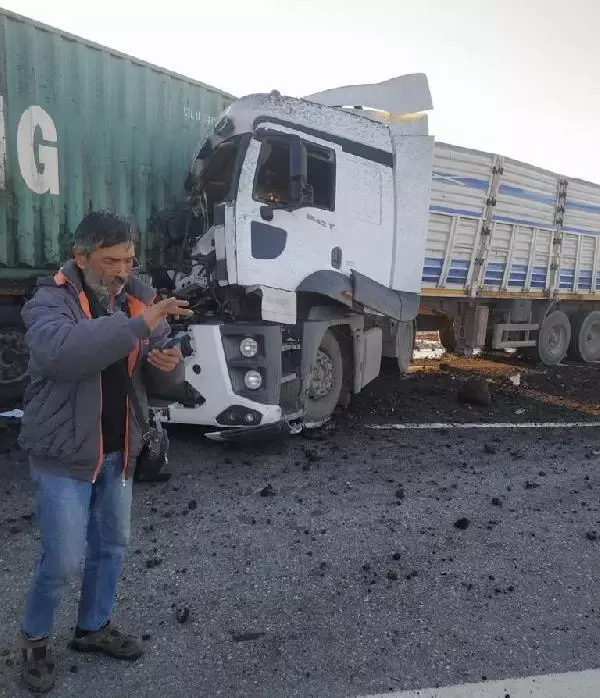 İki TIR çarpıştı, sürücüler yaralandı İki TIR çarpıştı, sürücüler yaralandı