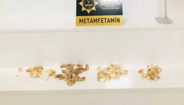 İranlı yolcuların midesinden 871 gram metamfetamin çıktı İranlı yolcuların midesinden 871 gram metamfetamin çıktı