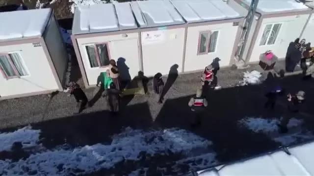 Son Dakika | Jandarma depremin yıl dönümünde depremzedeleri ziyaret etti Son Dakika | Jandarma depremin yıl dönümünde depremzedeleri ziyaret etti