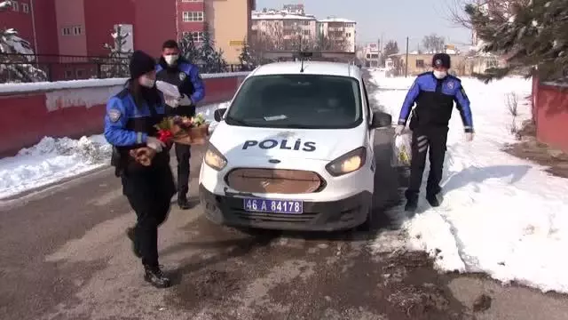 Kahramanmaraş'ta polisten 155'i arayan iki kardeşe hediye tablet Kahramanmaraş'ta polisten 155'i arayan iki kardeşe hediye tablet