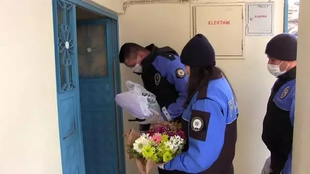 Kahramanmaraş'ta polisten 155'i arayan iki kardeşe hediye tablet Kahramanmaraş'ta polisten 155'i arayan iki kardeşe hediye tablet