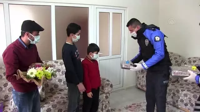 Kahramanmaraş'ta polisten 155'i arayan iki kardeşe hediye tablet Kahramanmaraş'ta polisten 155'i arayan iki kardeşe hediye tablet