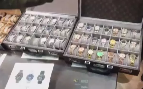 KAPALIÇARŞI'DA POLİS BASKINI; 3 MİLYON LİRALIK KAÇAK EŞYA ELE GEÇİRİLDİ KAPALIÇARŞI'DA POLİS BASKINI; 3 MİLYON LİRALIK KAÇAK EŞYA ELE GEÇİRİLDİ