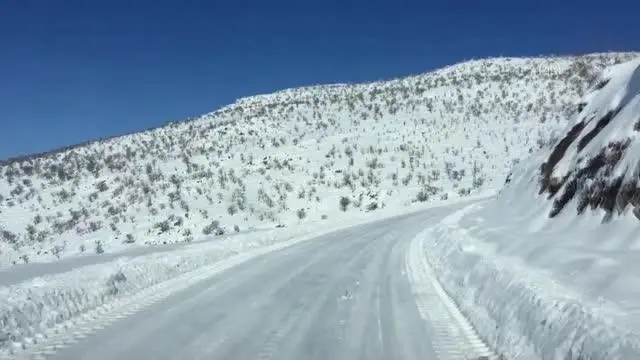 Kapanan yolları açma çalışması sürüyor Kapanan yolları açma çalışması sürüyor