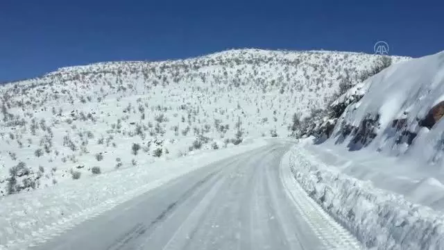 Kapanan yolları açma çalışması sürüyor Kapanan yolları açma çalışması sürüyor