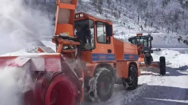 Kapanan yolları açma çalışması sürüyor Kapanan yolları açma çalışması sürüyor