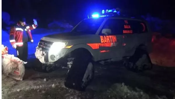 Kar nedeniyle yolu kapalı köydeki hasta, paletli ambulansla hastaneye ulaştırıldı Kar nedeniyle yolu kapalı köydeki hasta, paletli ambulansla hastaneye ulaştırıldı