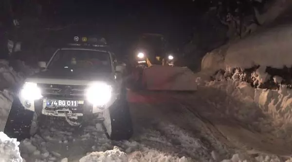 Kar nedeniyle yolu kapalı köydeki hasta, paletli ambulansla hastaneye ulaştırıldı Kar nedeniyle yolu kapalı köydeki hasta, paletli ambulansla hastaneye ulaştırıldı