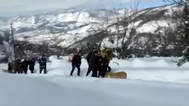 Karbonmonoksit gazından zehirlenen aile bireylerini jandarma sırtında taşıdı Karbonmonoksit gazından zehirlenen aile bireylerini jandarma sırtında taşıdı