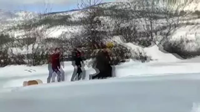 Karbonmonoksit gazından zehirlenen aile bireylerini jandarma sırtında taşıdı Karbonmonoksit gazından zehirlenen aile bireylerini jandarma sırtında taşıdı