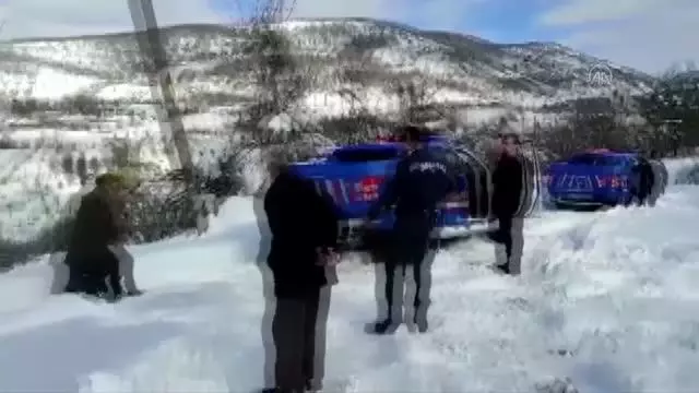 Karbonmonoksit gazından zehirlenen aile bireylerini jandarma sırtında taşıdı Karbonmonoksit gazından zehirlenen aile bireylerini jandarma sırtında taşıdı