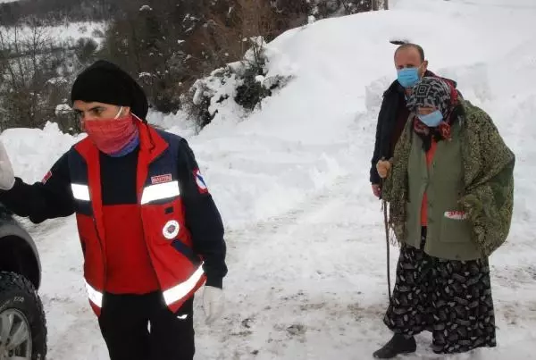 Son dakika haberi... Karla kaplı yol açıldı, rahatsızlanan kadın hastaneye kaldırıldı Son dakika haberi... Karla kaplı yol açıldı, rahatsızlanan kadın hastaneye kaldırıldı