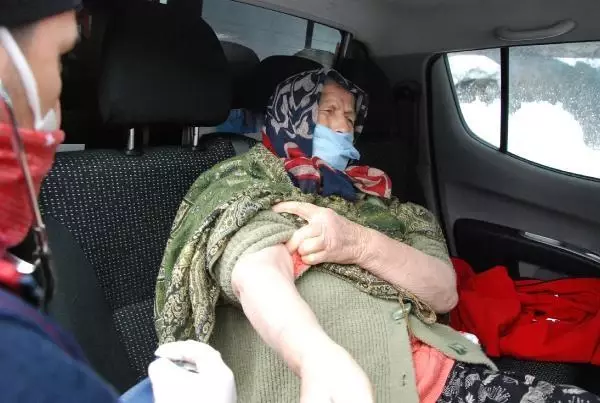 Son dakika haberi... Karla kaplı yol açıldı, rahatsızlanan kadın hastaneye kaldırıldı Son dakika haberi... Karla kaplı yol açıldı, rahatsızlanan kadın hastaneye kaldırıldı