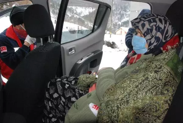 Son dakika haberi... Karla kaplı yol açıldı, rahatsızlanan kadın hastaneye kaldırıldı Son dakika haberi... Karla kaplı yol açıldı, rahatsızlanan kadın hastaneye kaldırıldı