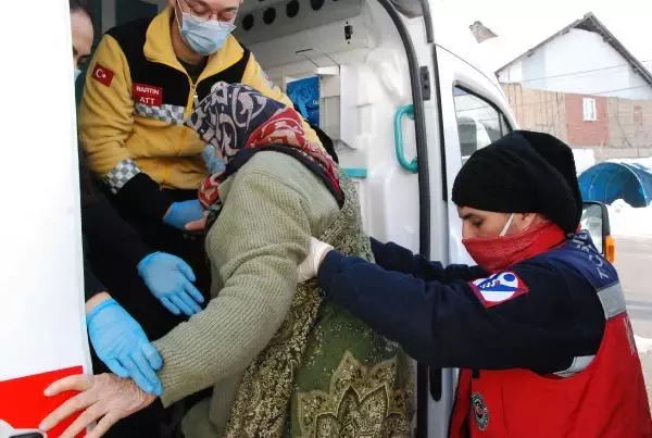 Son dakika haberi... Karla kaplı yol açıldı, rahatsızlanan kadın hastaneye kaldırıldı Son dakika haberi... Karla kaplı yol açıldı, rahatsızlanan kadın hastaneye kaldırıldı