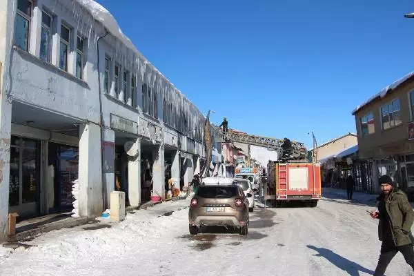 Karlıova'da buz sarkıtları, itfaiye aracıyla düşürülüyor Karlıova'da buz sarkıtları, itfaiye aracıyla düşürülüyor