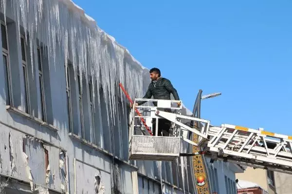 Karlıova'da buz sarkıtları, itfaiye aracıyla düşürülüyor Karlıova'da buz sarkıtları, itfaiye aracıyla düşürülüyor