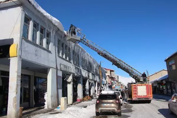 Karlıova'da buz sarkıtları, itfaiye aracıyla düşürülüyor Karlıova'da buz sarkıtları, itfaiye aracıyla düşürülüyor