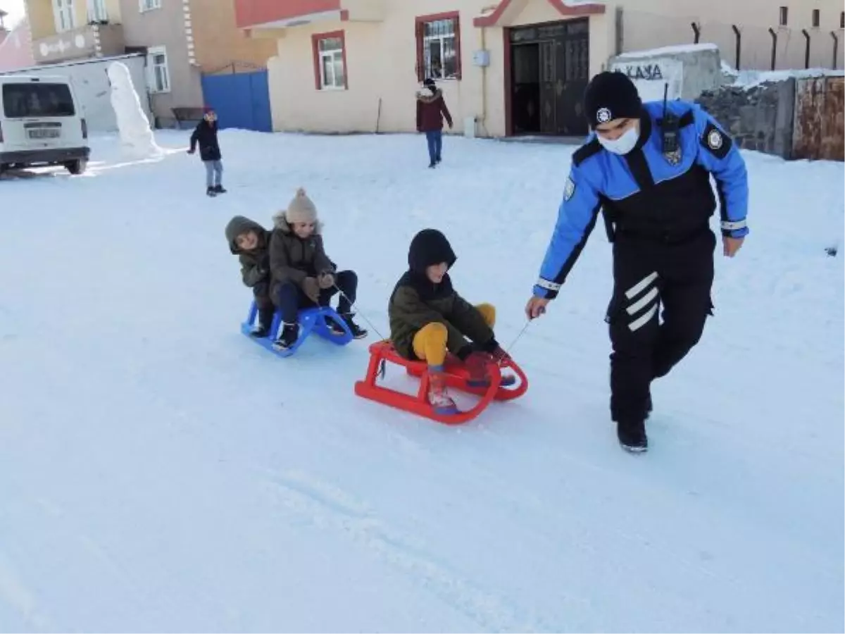 Kars'ta polisler ile çocukların eğlenceli vakti