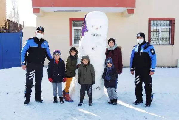 Kars'ta polisler ile çocukların eğlenceli vakti