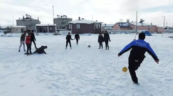 Kars'ta polisler ile çocukların eğlenceli vakti