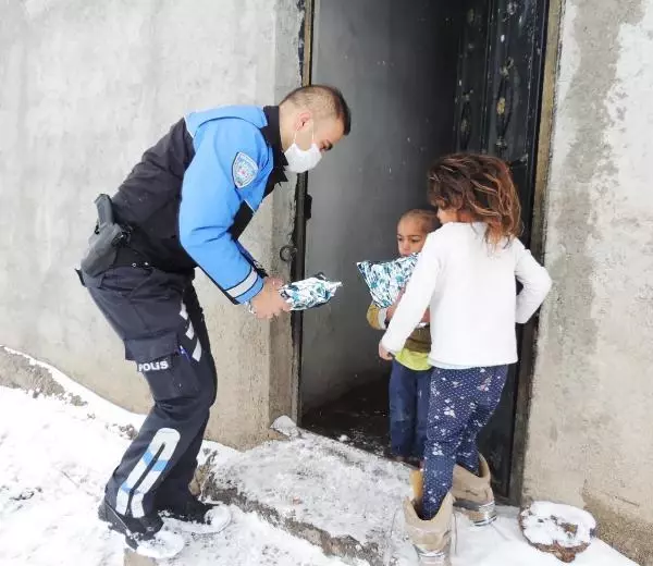 Kars'ta polisler ile çocukların eğlenceli vakti